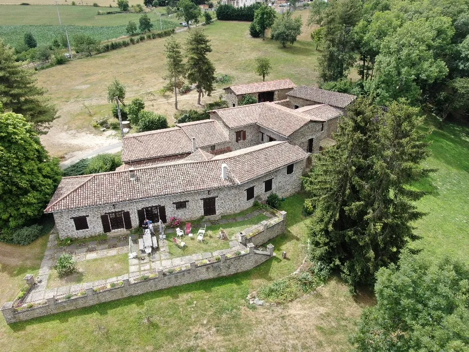 Façade en pierre de la ferme rénovée La Grange des Balas