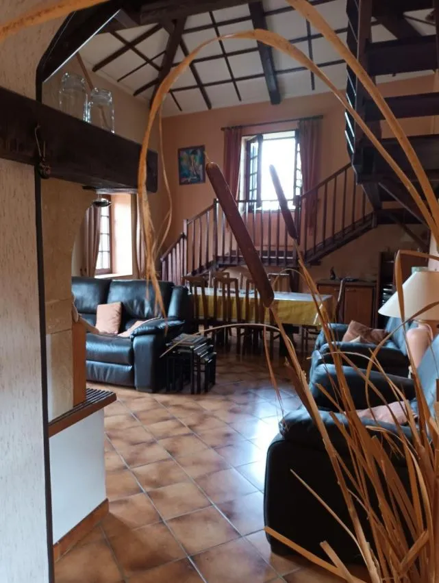 Chambre avec lit double et murs en pierre